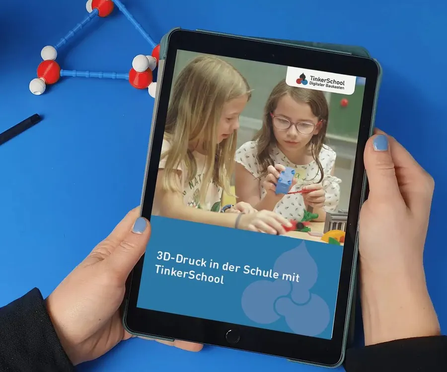 Hände halten ein Tablet mit dem eBook „3D-Druck in der Schule mit TinkerSchool“