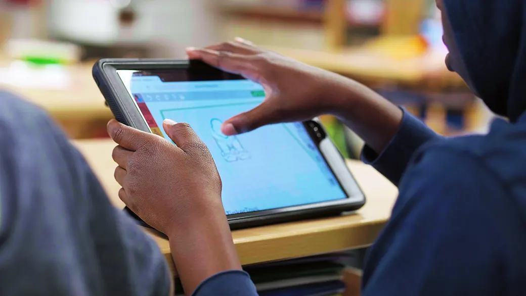 Eine Hand zeichnet am Tablet eine Skizze in TinkerSchool