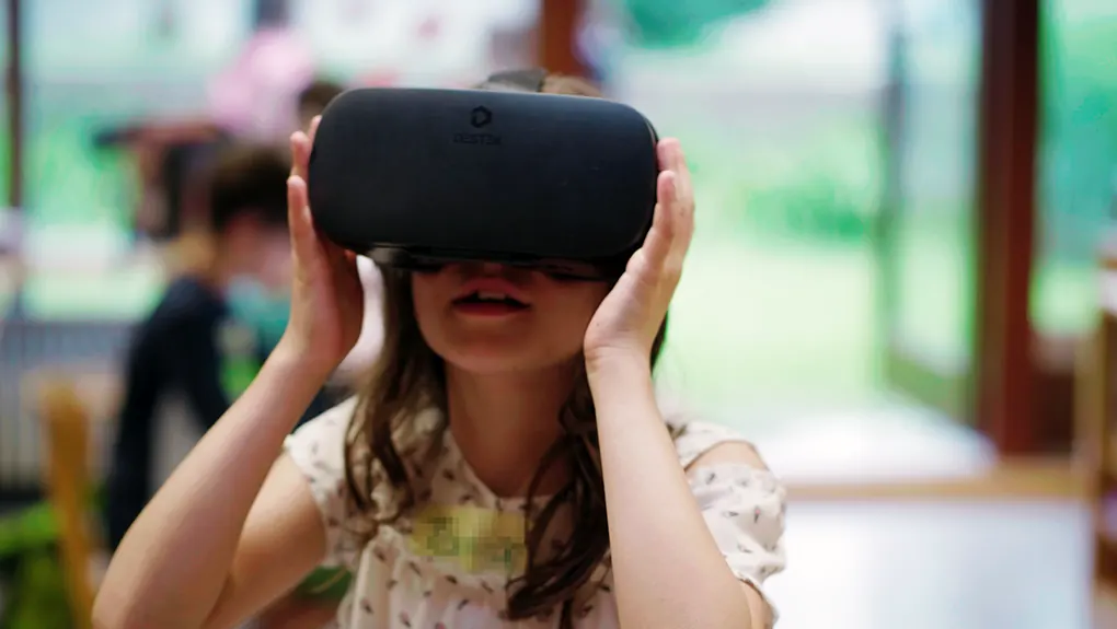 Eine Schülerin betrachtet ihr Modell mit einer VR-Brille
