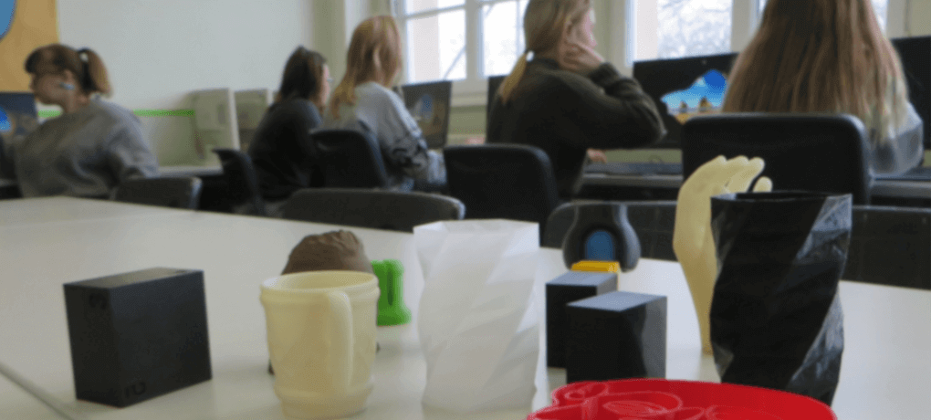 Schüler konstruieren eigene Schlüsselanhänger bei einem 3D-Druck-Workshop
